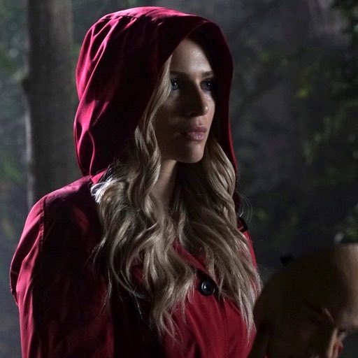 AM0Jl's tweet image. A lot of Pretty Little Liars fans don’t
realize is that Mona Vanderwaal stated
she did not recognize RED COAT’s voice
while getting orders from her at Alison
DiLaurnentis’s gravesite in 3x01, which
adds to the theory that the RED COAT
that night was obviously SARA HARVEY.