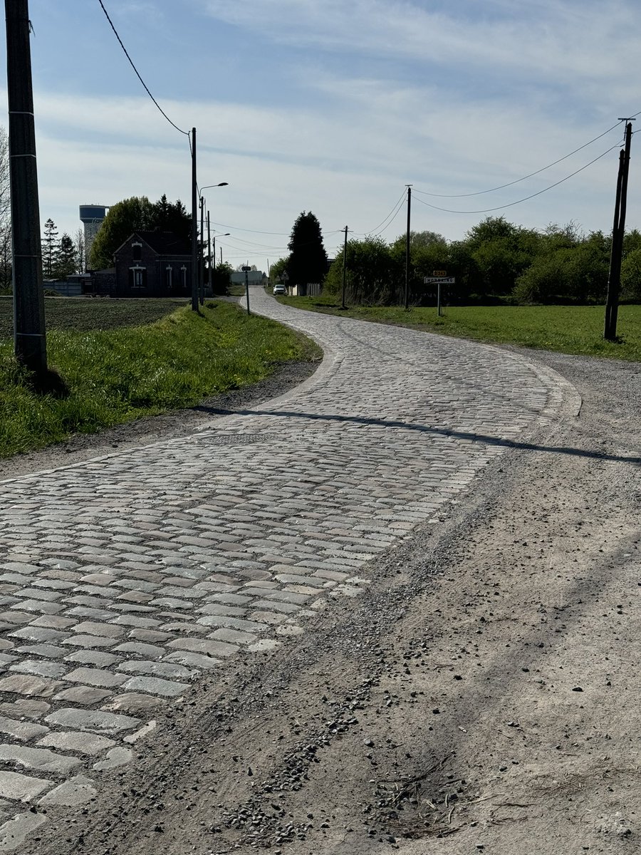 RoubaixFemmes's tweet photo. 📍 Hornaing à Wandignies - 3,7 km ⭐️⭐️⭐️⭐️ 

Hell begins here on #ParisRoubaixFemmes and from then on the route is the same as the men's 😈

L’enfer commence ici sur #ParisRoubaixFemmes et à partir de là le parcours est le même que celui des hommes  😈 https://t.co/WItD7FJfrN
