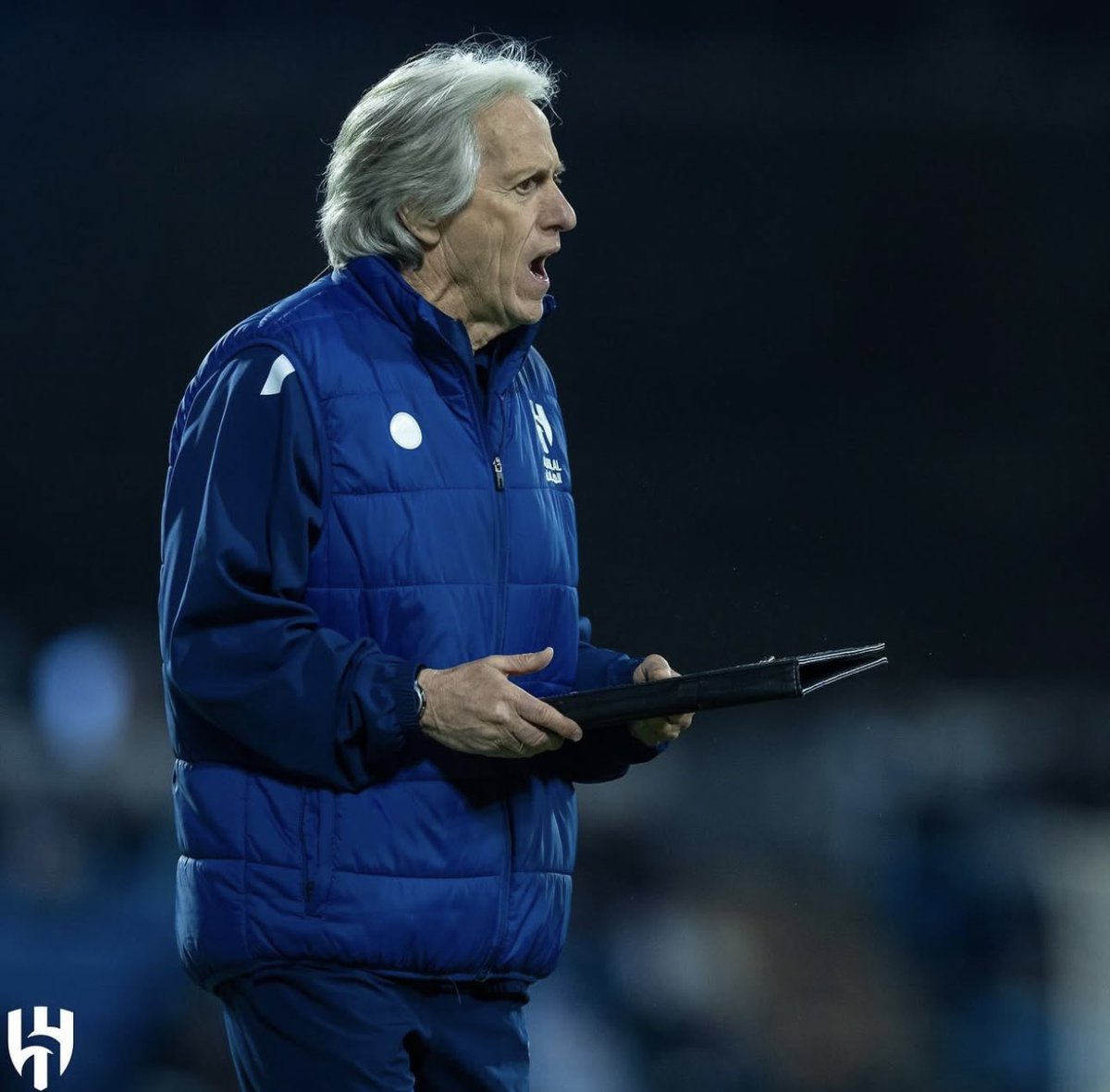 futebol_info's tweet photo. ⚠️ CBF e Jorge Jesus estão em negociações.

O contato é direto entre o presidente Ednaldo Rodrigues e dirigentes da entidade com o estafe do treinador.

Mas uma possível contratação só poderá ocorrer a partir de maio. Jorge Jesus só sairá do Al Hilal depois da participação na Champions da Ásia e quando não houver mais chances de título no Campeonato Saudita.

O português se tornou o plano A de Ednaldo. A vontade do treinador de comandar a Seleção Brasileira agradou a CBF. Além disso, JJ tem tentado amenizar o seu 'clima azedo' com Neymar.

A CBF só vai abrir conversas com outro técnico se não houver acordo com Jorge Jesus.

🗞 @UOLEsporte | @_rodrigomattos_ 
📸 Al Hilal