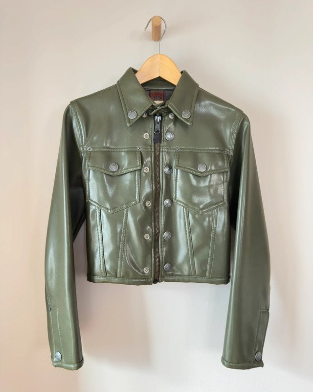 VintedOnly's tweet photo. Koop Motor- en Racejassen van Jean Paul Gaultier van me op #Vinted. Prijs: € 349,00. https://t.co/TQftzWJ3uy https://t.co/blsUgnHqhH