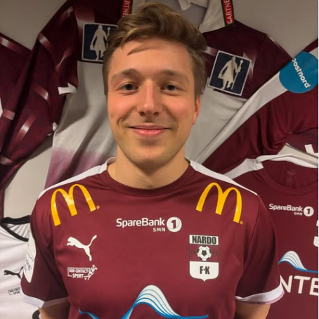 SpillInn's tweet photo. NT2-hjørnet #12

The great Nils Barstad is back!

✈️ Overgangen fra Tiller
🛬 Ankomsten i Nardo
😮‍💨 Temposjokket
⚽️ Barstads egne FM-profil
🍔 Hvilken lagkamerat kan bli feit?
🥷 Grov anklage om tyveri
🧱 Tidlig Volda-analyse
🔫 Melhus-opprykk?!
🔋 Neste NT2-runde

Spotify & Apple