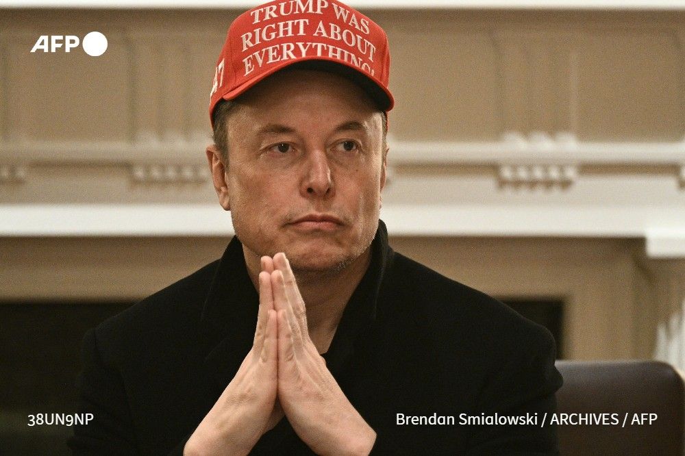 afpfr's tweet photo. Elon Musk a estimé, dans deux messages publiés mardi sur X, que le conseiller au commerce de Donald Trump, Peter Navarro, grand architecte de la politique américaine des droits de douane, était un "crétin" et "bête comme ses pieds" #AFP https://t.co/gTT6radSmA