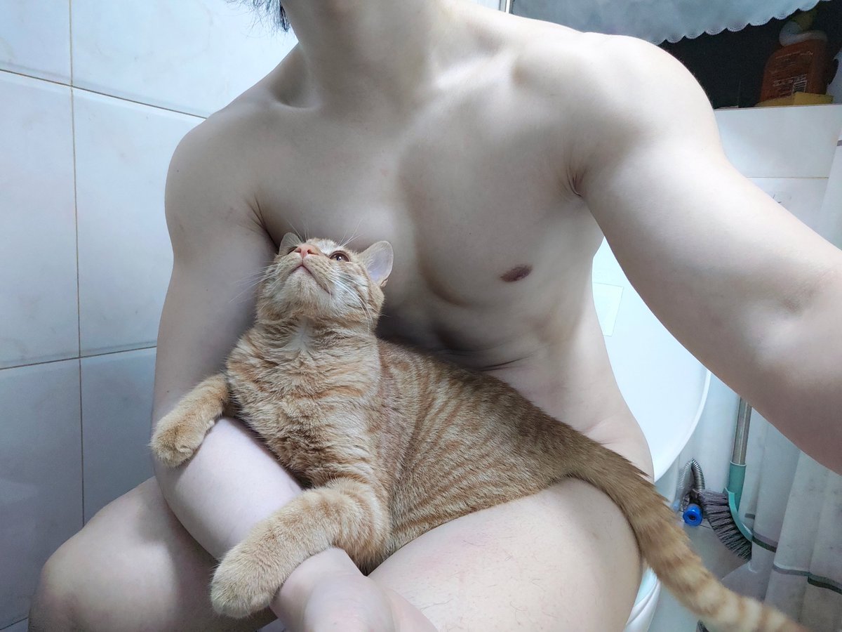 谁家好猫拉💩也趴身上打呼噜呀~