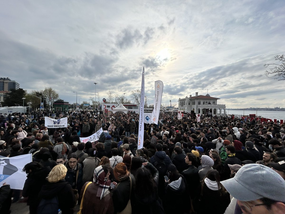 Gkomunleri5's tweet photo. Gençlik burada, direnişte!

Tutsaklarımız için, geleceğimiz için, geçmişin hesabını için buradayız.

Gençlik olarak sokakta direnişle, direnişte genel grev çağrısıyla buluşuyoruz. Bu faşist iktidardan hesabı gençlik ve işçi sınıfı soracak!
#GencleriSerbestBırakın https://t.co/d7t2gKgK7V