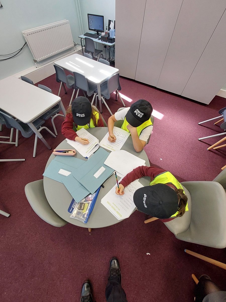HalesowenWMP's tweet photo. Halesowen NHT have attended Cradley C of E Primary for more Junior PCSO'S  Fun. This week we being learning about Road Safety.🚗.
#workingwiththecommunity https://t.co/0idtQ04MOl