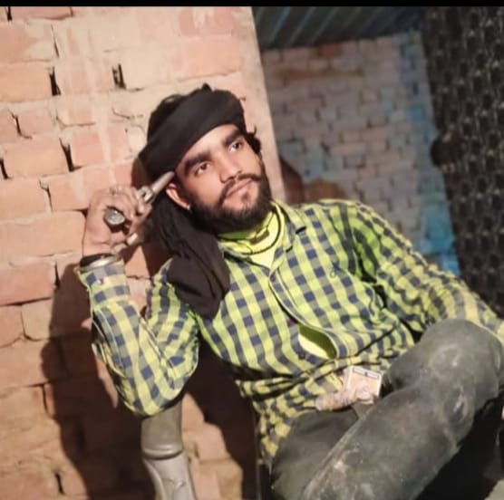 polkholnewsup's tweet photo. #हरदोई। हरदोई के मझिला थाना क्षेत्र के पुलिस चौकी में अवैध हथियार सोशल मीडिया पर वायरल करने वाला दबंग युवक की सरपरस्ती से बिखेर रहा अपना जलबा, पुलिस की जानकारी के बावजूद पुलिस की पकड़ से दूर दबंग।
@Uppolice 
@Igrangelucknow 
@hardoipolice 
@dmhardoi 
@adgzonelucknow https://t.co/woDezNlxZE