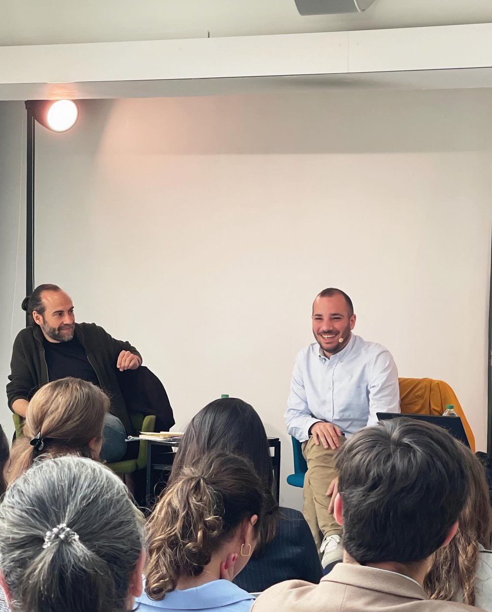 AlumniUFV's tweet photo. Ayer recibimos con orgullo a nuestro alumni Marcos Nogales (Periodismo '17), que presentó "Salto de fe", obra con la que ganó un Accésit del Premio Adonáis.

Junto a los profes Parada y Romer, fue un encuentro lleno de inspiración.

¡Gracias por volver a casa, Marcos! 📚✨ https://t.co/qgAN3Zh23V