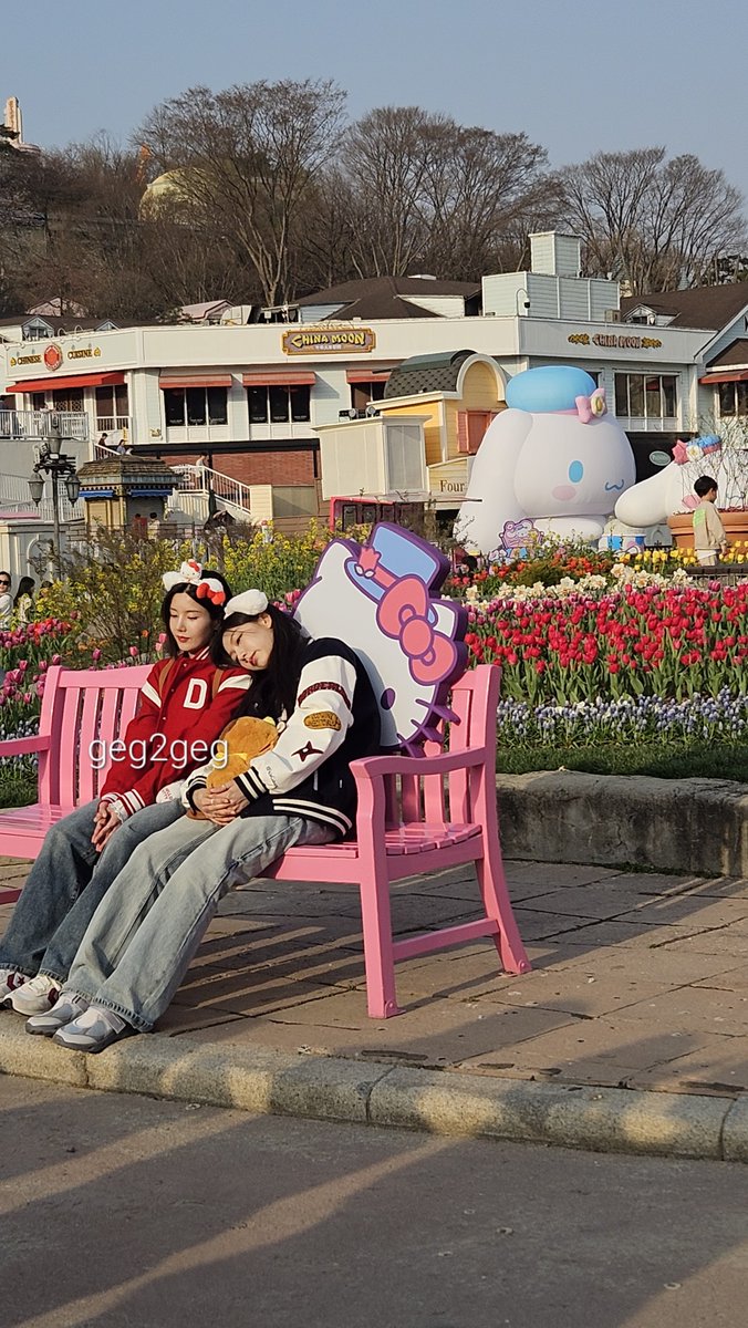 geg2geg's tweet photo. 어제 에버랜드에서 권은비랑 정예인 봄 https://t.co/AFdYp1pc67
