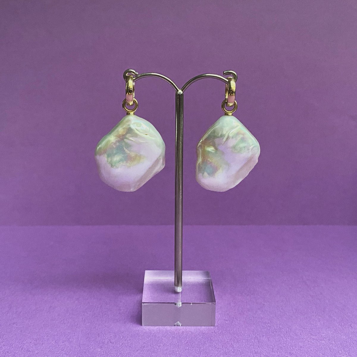 Stunning statement pearl earrings. These large baroque #pearls are hanging from solid 9ct yellow gold hoops 🤍