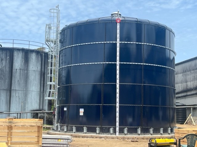 FlaAquastore's tweet photo. Looking great - Aquastore Model #3125, holding gallons 100,000 of molasses.
#aquastoretanks #glassfusedtosteel #knuckleroof #molassestank #cobaltblue #storageneeds #industrialneeds #madeinamerica https://t.co/XZik2K5kpP