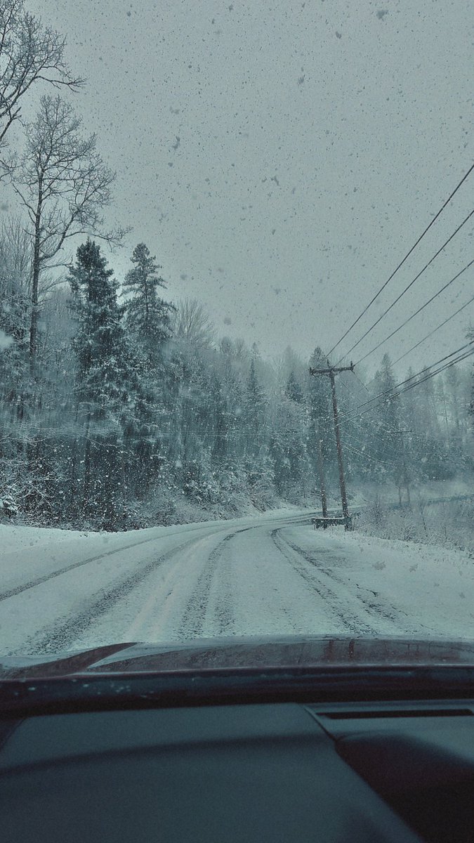 Samantha12Sue's tweet photo. I’m sick of the snow but it’s so pretty❄️ #snow #WinterWonderland #SpringUpNorth #spring #snowflakes #snowfall #winter #road #beautiful #nature #outside #NH #VT #ILoVermont https://t.co/wLkIzH7GYM