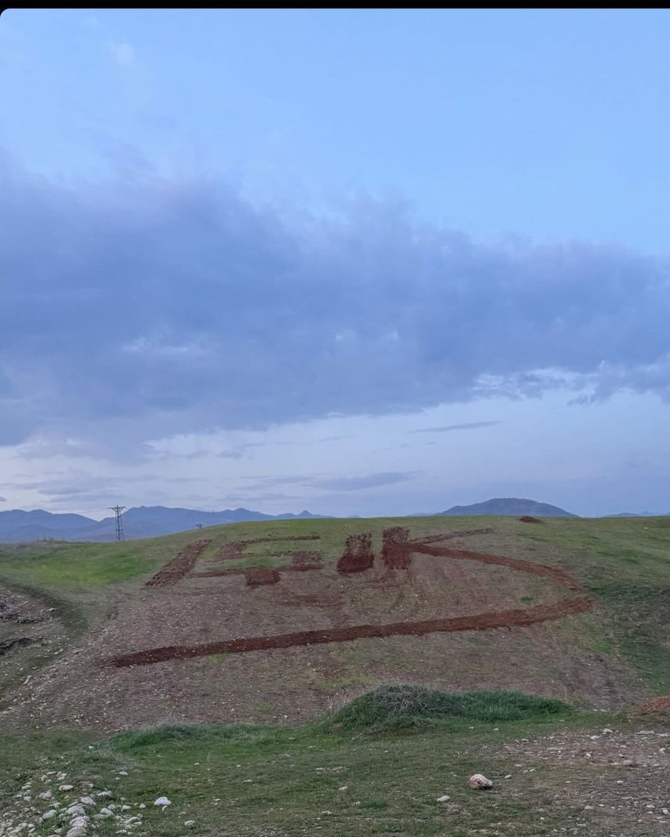 Mlfer3's tweet image. Çocukken, küçük, gördüğümüz köy 
 Büyüyüp te dünyayı, tanıdığımız'da  o,küçümsediğimiz.. 
Doğduğumuz ve büyüdügümüz, yer ve topraklar, oysa  nasıl bir ders ile hayat üniversitesimiş.##Kumlupinar##Gomike