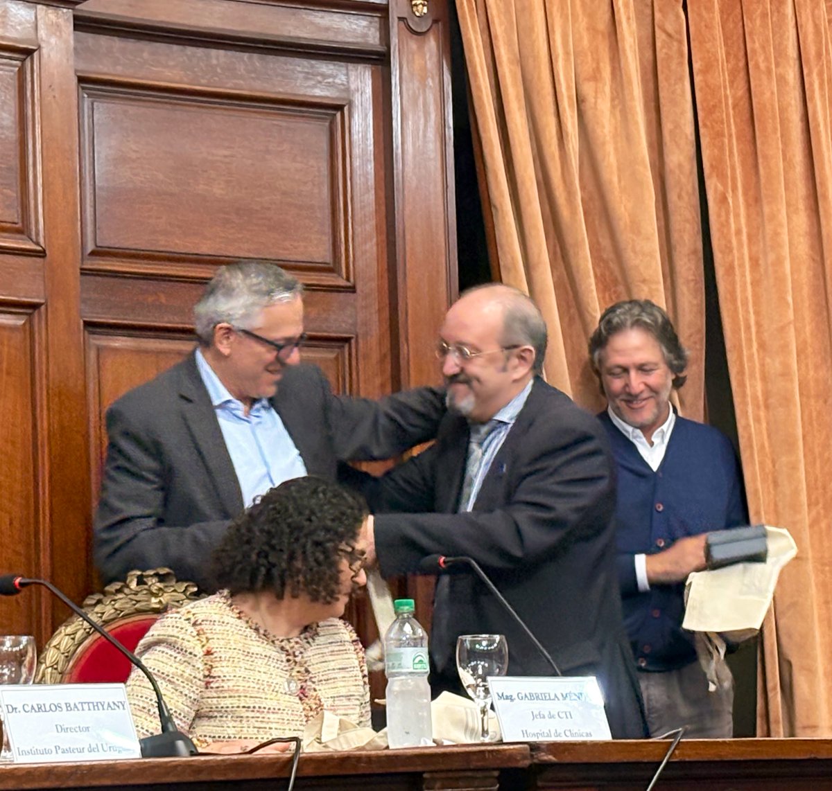 Universidad de la República (@udelaruy) on Twitter photo <a href="/pilarmk73/">Pilar Moreno</a> <a href="/hcmquintela/">Hospital de Clínicas Dr. Manuel Quintela</a> <a href="/viromol/">Virología Molecular</a> <a href="/DrDanielSalinas/">Daniel Salinas</a> <a href="/fmedoficial/">fmedoficial</a> <a href="/Salto_Udelar/">Salto Udelar</a> <a href="/RodrigoArim1/">Rodrigo Arim</a> 🏅 A continuación se hizo entrega de reconocimientos a algunas figuras claves durante la emergencia sanitaria. <a href="/pilarmk73/">Pilar Moreno</a> <a href="/hcmquintela/">Hospital de Clínicas Dr. Manuel Quintela</a> <a href="/viromol/">Virología Molecular</a> <a href="/DrDanielSalinas/">Daniel Salinas</a> <a href="/fmedoficial/">fmedoficial</a> <a href="/Salto_Udelar/">Salto Udelar</a> <a href="/RodrigoArim1/">Rodrigo Arim</a> 🏅 A continuación se hizo entrega de reconocimientos a algunas figuras claves durante la emergencia sanitaria.
