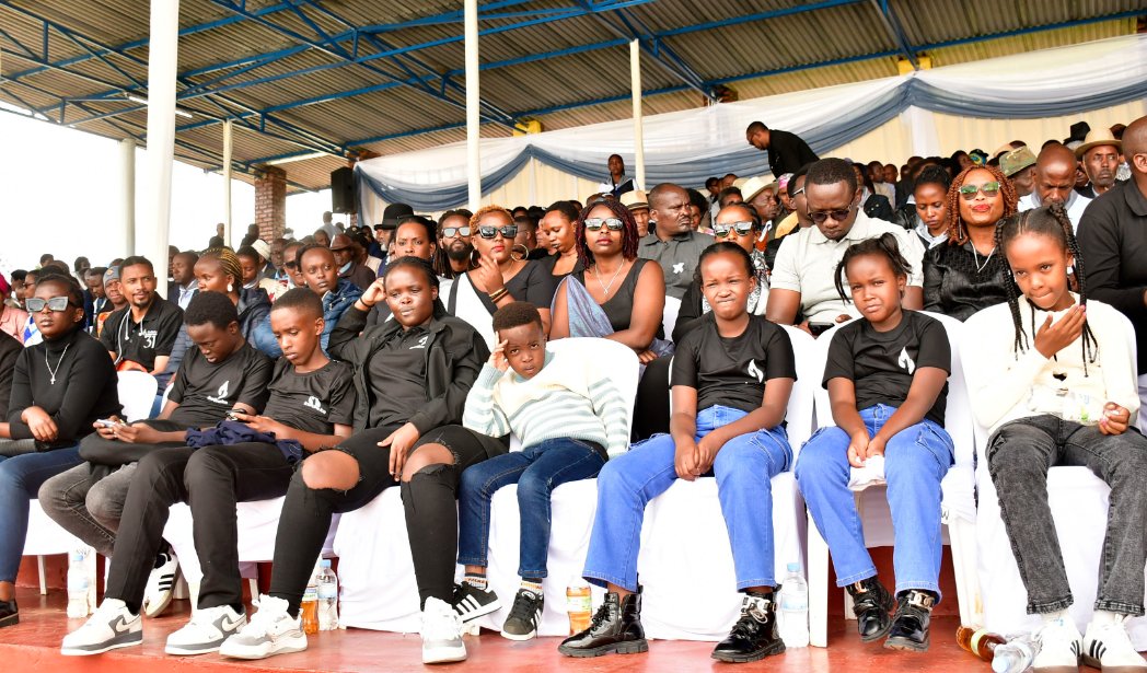 Musanze District (@musanzedistrict) on Twitter photo Mu muhango wo kwibuka Jenoside yakorewe abatutsi mu cyahoze ari Komini Mukingo, Minisitiri <a href="/EdNgirente/">Edouard Ngirente</a> yasabye abaturage gukomera ku bumwe bw'Abanyarwanda, barwanya icyahungabanya umutekano w'Igihugu, ashimangira ko gufata mu mugongo abarokotse Jenoside ari inshingano zacu. Mu muhango wo kwibuka Jenoside yakorewe abatutsi mu cyahoze ari Komini Mukingo, Minisitiri <a href="/EdNgirente/">Edouard Ngirente</a> yasabye abaturage gukomera ku bumwe bw'Abanyarwanda, barwanya icyahungabanya umutekano w'Igihugu, ashimangira ko gufata mu mugongo abarokotse Jenoside ari inshingano zacu.