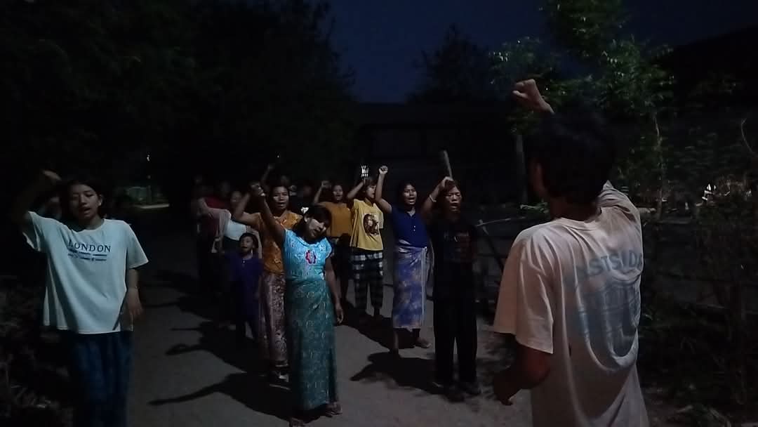 naingnaingaung's tweet photo. At twilight today in Sagaing Region, the Shwe Yay Kyi 'Shall Fly Victory Flag' protest column held a determined anti-coup demonstration, standing firm in their resolve to end military dictatorship.
#SagaingProtest
#2025Apr8Coup
#WhatsHappeningInMyanmar https://t.co/BqAjTjz2H4