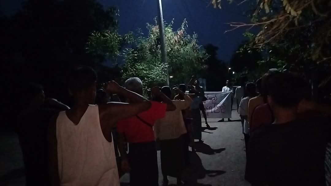 naingnaingaung's tweet photo. At twilight today in Sagaing Region, the Shwe Yay Kyi 'Shall Fly Victory Flag' protest column held a determined anti-coup demonstration, standing firm in their resolve to end military dictatorship.
#SagaingProtest
#2025Apr8Coup
#WhatsHappeningInMyanmar https://t.co/BqAjTjz2H4