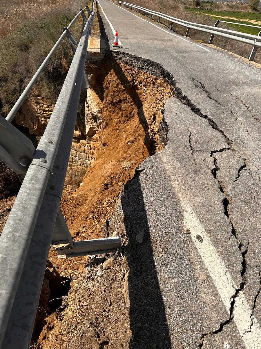 112Aragon's tweet image. ❌Cortada la carretera A-1217 en Peralta de Alcofea (#Huesca) entre los PK 52 y 56 por desprendimiento en puente.