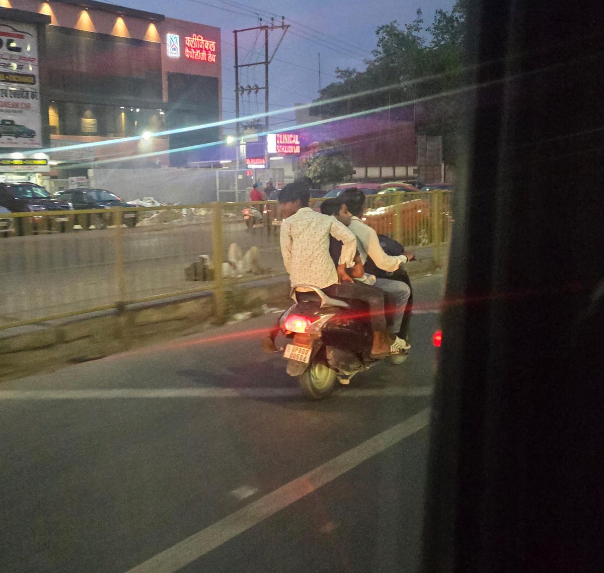 Vipul_ban's tweet photo. एक ओर तो @smartcityagra की आंखें दुपहिया पर, पीछे बैठी सवारी का भी, बिना हेल्मेट का चालान काट रही है, और वहीं दूसरी ओर सिकंदरा हाइवे पर नाबालिग 3-3 बच्चे बिना हेल्मेट के, सड़क के बीचोंबीच मौज काट रहे हैं!
#Agra
@Agratraffic
@agrapolice
@uptrafficpolice
@CPAgra_ https://t.co/v0H3fmK8jQ