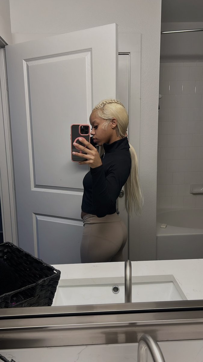neece2u's tweet photo. first post . baddest 👩🏽‍🦰 https://t.co/6YuXLpSyYp