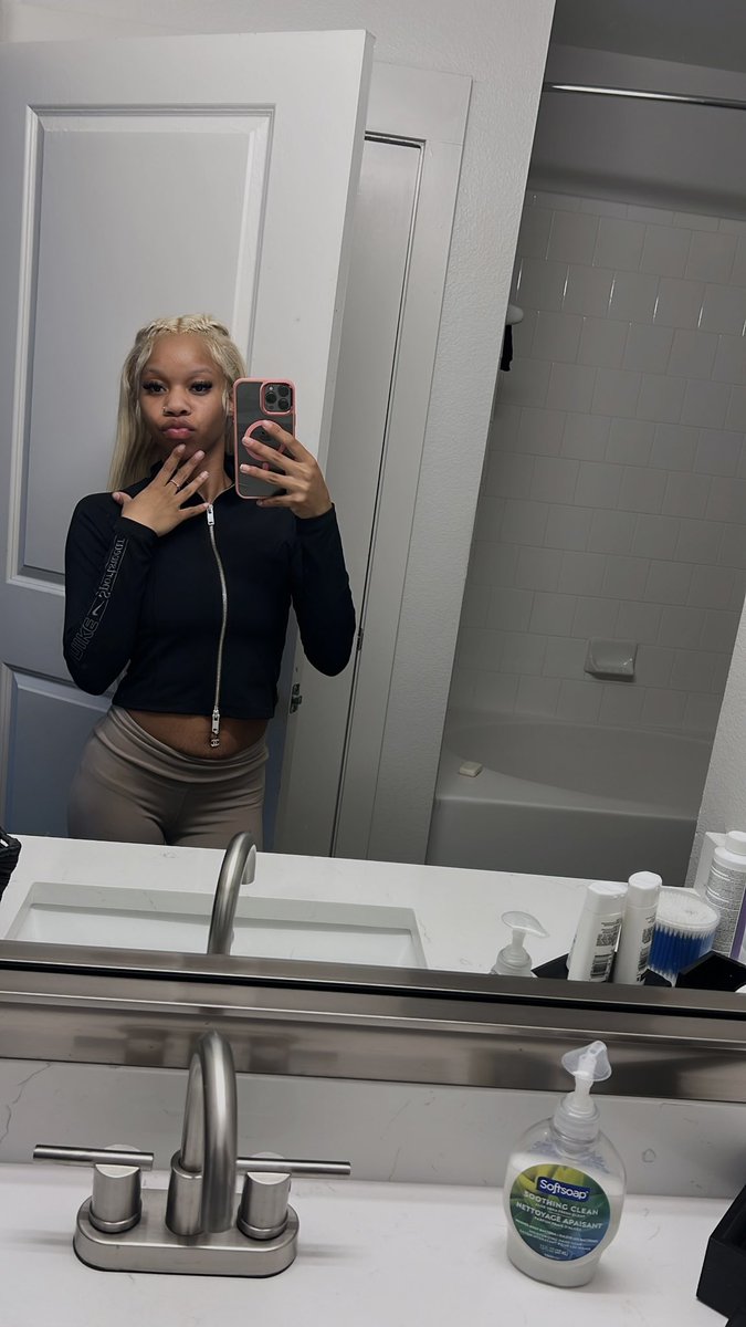 neece2u's tweet photo. first post . baddest 👩🏽‍🦰 https://t.co/6YuXLpSyYp