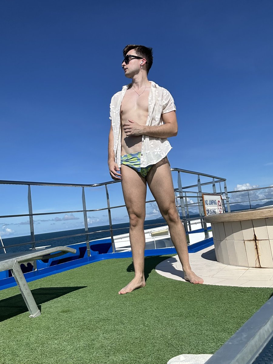 Time to get a tan back whilst in Australia ☀️ who’s putting the suncream on my back then?🧴