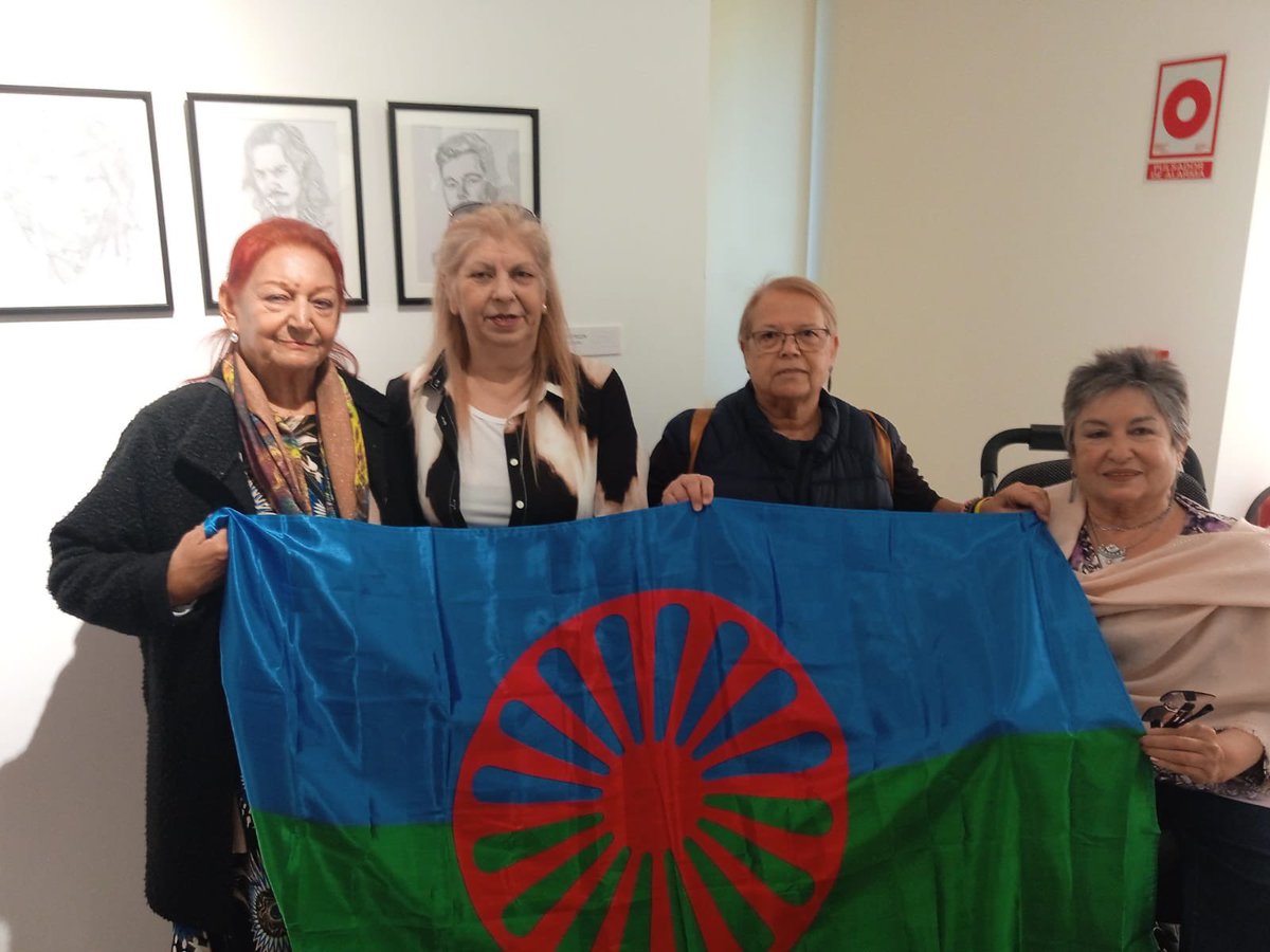 psoelalinea's tweet photo. Nuestra secretaria de Participación Ciudadana, Rosa Ramírez, participó hoy en el acto de izado de la bandera del Pueblo Gitano, reafirmando nuestro compromiso con la inclusión, el respeto y la visibilidad de esta comunidad.
#Cultura
 #LaLineadelagente💚
#Pueblogitano
#Igualdad https://t.co/gKIF3KlHa9