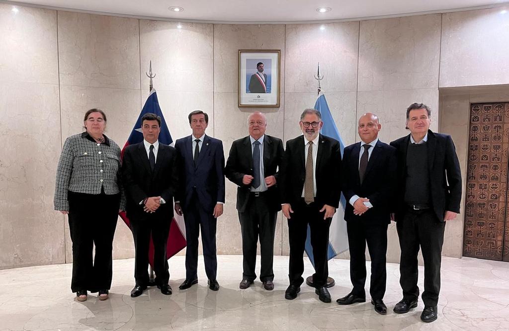 Embajada de Chile en Argentina (@embachilearg) on Twitter photo El Embajador Viera Gallo recibió al Gobernador de la Prov. de Jujuy, Carlos Sadir e Intendente de San Salvador de Jujuy Raúl Eduardo Jorge, con quienes conversó sobre el Corredor Bioceánico y la integración entre 🇨🇱 y 🇦🇷. <a href="/Minrel_Chile/">Cancillería Chile 🇨🇱</a> <a href="/GobiernoJujuy/">Gobierno de Jujuy</a> El Embajador Viera Gallo recibió al Gobernador de la Prov. de Jujuy, Carlos Sadir e Intendente de San Salvador de Jujuy Raúl Eduardo Jorge, con quienes conversó sobre el Corredor Bioceánico y la integración entre 🇨🇱 y 🇦🇷. <a href="/Minrel_Chile/">Cancillería Chile 🇨🇱</a> <a href="/GobiernoJujuy/">Gobierno de Jujuy</a>