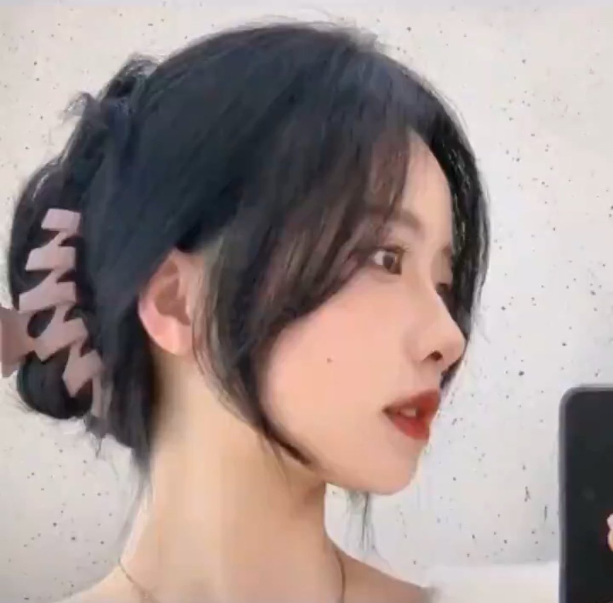 4nAtumilK_4HInE's tweet photo. ドライヤーで顔周りを八の字に流す方法。
コテもアイロンも忘れて韓国行った時に役立った https://t.co/1sstGO4RVB