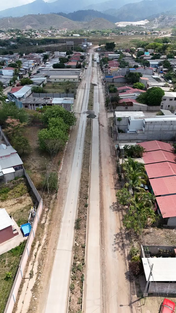 #Pavimentos: La <a href="/ComayaguaMuni/">Comayagua Alcaldía</a> que dirige el #AlcaldeCarlosMiranda, continúa con los trabajos del proyecto de pavimentación de la colonia #TresCaminos, con el propósito de mejorar las condiciones de vida de los habitantes de esta colonia. youtu.be/sVe4d1QSoY4?si…