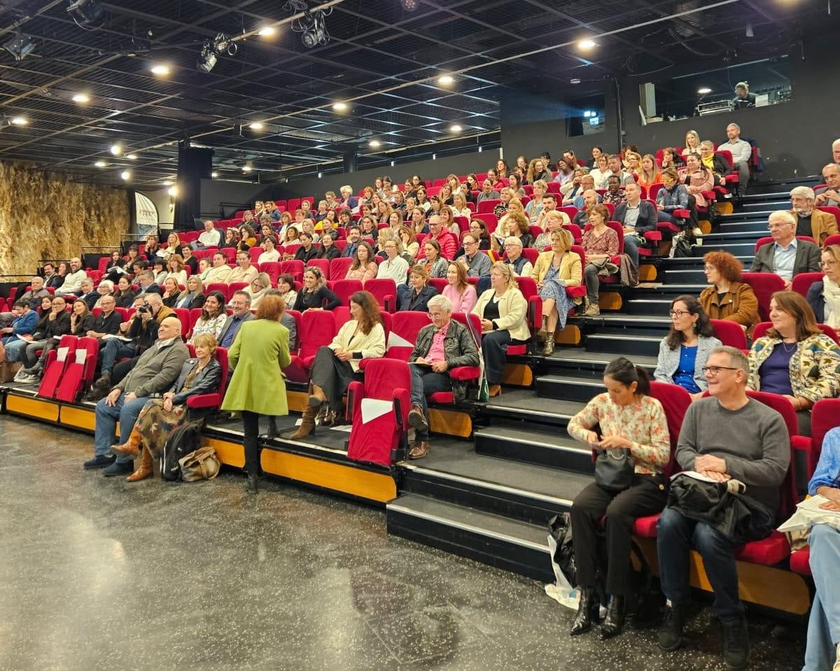 fnadepa's tweet photo. Aujourd’hui, 230 participants se sont réunis à Vers-Pont-du-Gard, sous un grand soleil, à l’occasion du colloque annuel de la @FNADEPA Gard, intitulé « Vieux et citoyen ».
Bruno Modica, président de la #FNADEPA Gard, a ouvert cette journée.
Philosophe, juriste, psychologue, sociologue, directeurs d’ESMS… Des intervenants aux profils variés ont débattu autour de trois questions essentielles :
Qu’est-ce que c’est que d’être citoyen quand on est vulnérable, comment continue-t-on à l’être ?
Comment est-on obligé de maintenir cet état de citoyenneté dans nos établissements et services ?
Comment le regard de l’autre, vieux ou non, influence-t-il cet état de citoyenneté ?
Jean-Pierre Riso, président de la FNADEPA, a conclu cette journée stimulante et riche en échanges.
Bravo à la FNADEPA Gard !
