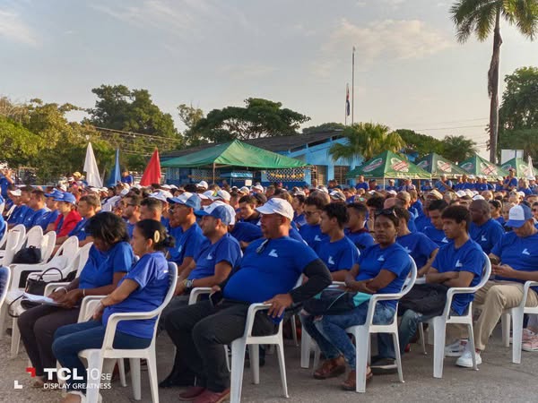 Empresa Pesquera de #SanctiSpíritusEnMarcha (Pescaspir), la más integral del país y recibe AHORA MISMO la bandera de Vanguardia Nacional.
#GenteQueSuma de esta central provincia.
<a href="/DiazCanelB/">Miguel Díaz-Canel Bermúdez</a> <a href="/DrRobertoMOjeda/">Dr. Roberto Morales Ojeda</a> <a href="/PartidoPCC/">Partido Comunista de Cuba</a> .