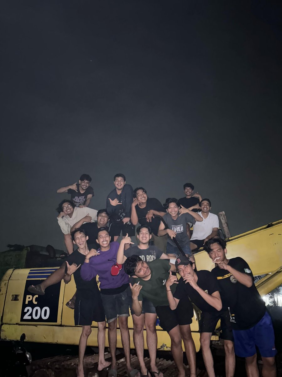 ardiadriannn's tweet photo. Dari mana datengnya ketavva? 
Dari kawan yang yatim, cinta beda agama, broken home, orang tuanya ada 4, yang ekenomi kerluarganya kurang, ada yang kebanyakan duit. https://t.co/AXQy8efGsG