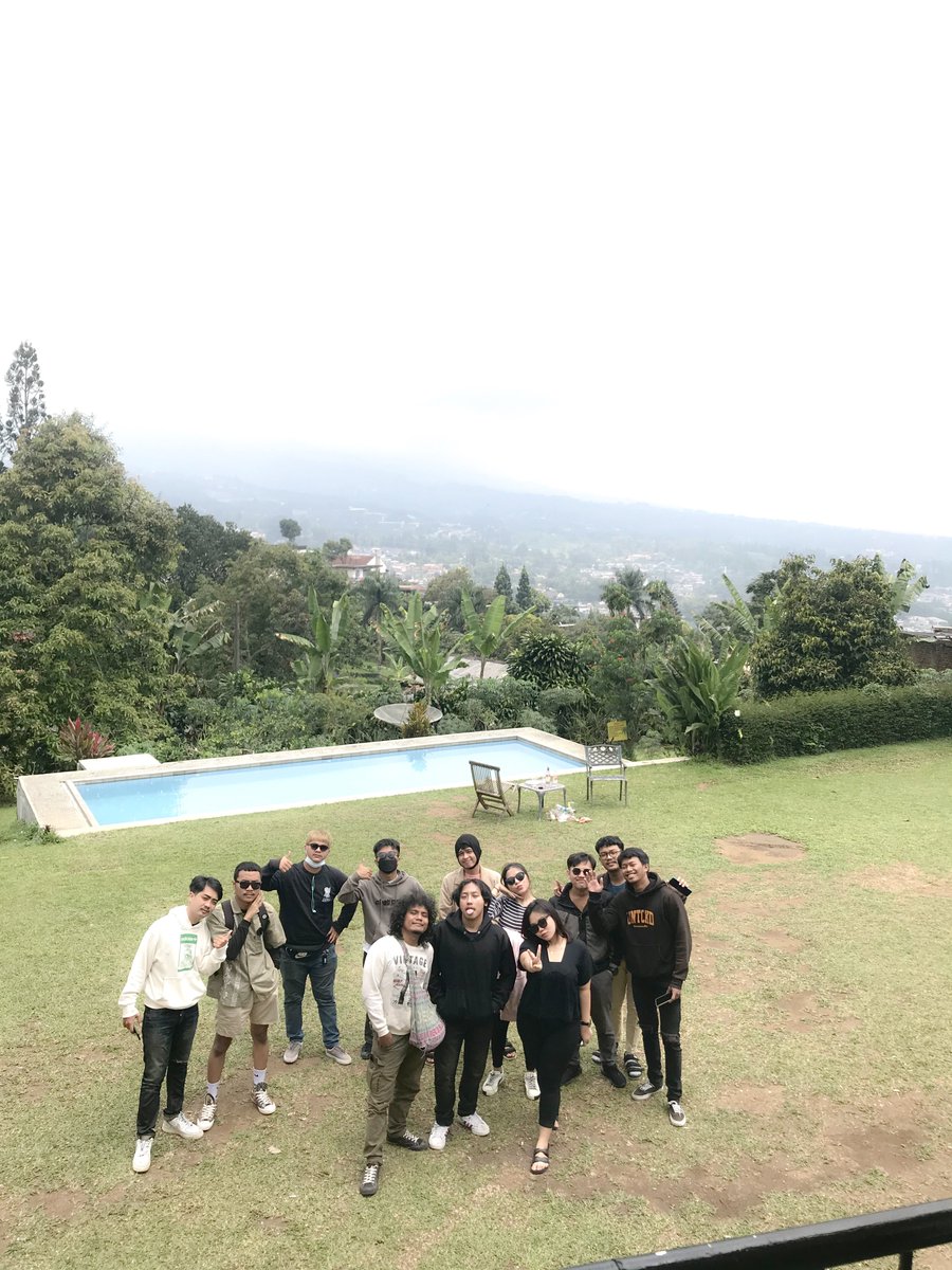 ardiadriannn's tweet photo. Dari mana datengnya ketavva? 
Dari kawan yang yatim, cinta beda agama, broken home, orang tuanya ada 4, yang ekenomi kerluarganya kurang, ada yang kebanyakan duit. https://t.co/AXQy8efGsG