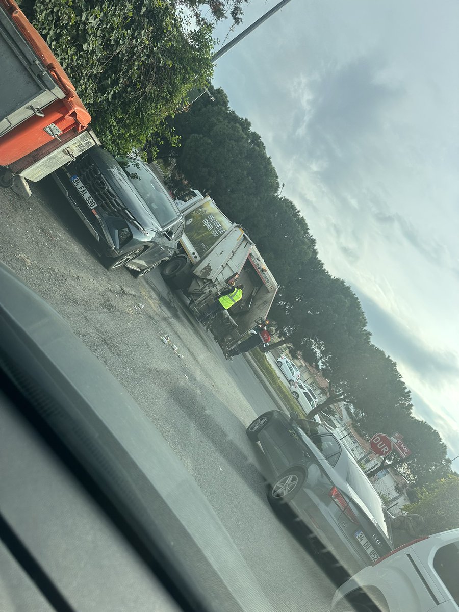 Siz şimdi gerçekten temizlik yaptığınızı mı sanıyorsunuz? Tekten koleji önünde çöp konteynırından kalanlar… Bu çevrede çocuklar dolaşıyor lütfen dikkat edelim. <a href="/MaltepeBelTr/">Maltepe Belediyesi</a>