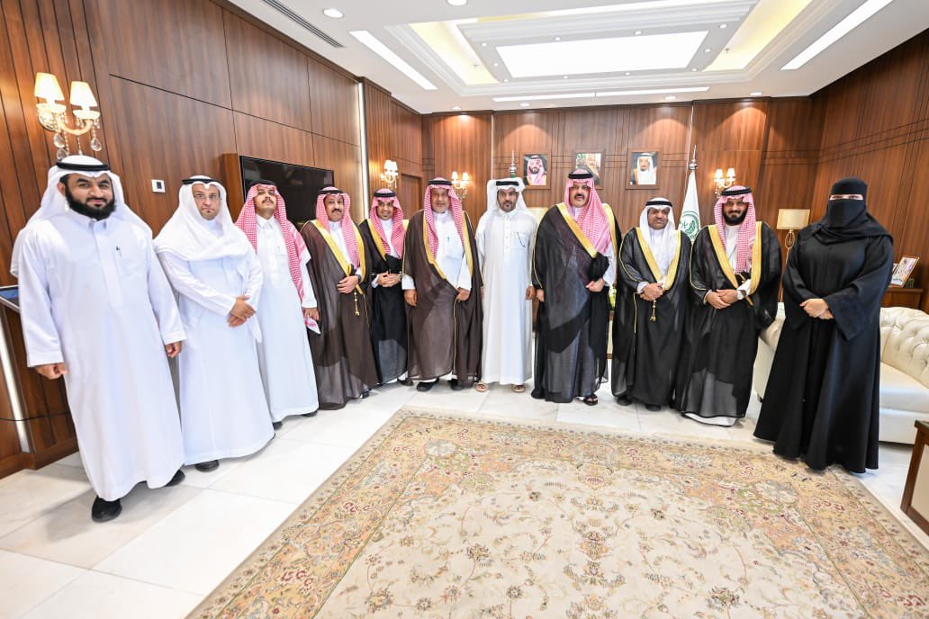 سمو امير منطقة حائل يستقبل رئيس مجلس إدارة جمعية حضارات  للتراث يرافقه أعضاء مجلس الإدارة .