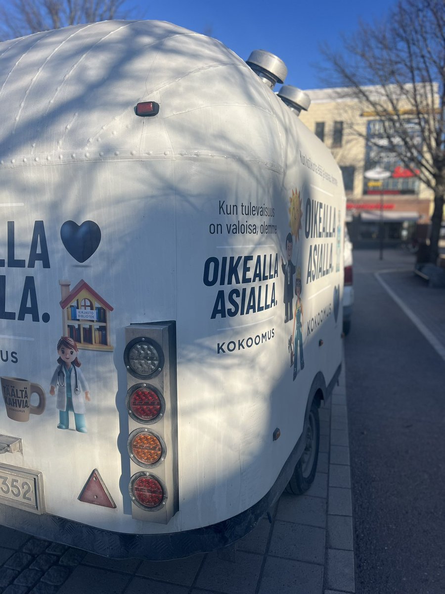 Tunnelmia Porvoon Lundin aukiolta ennakkoäänestyksen 🗳️ viimeisenä aamuna, kun Kokoomuksen kahvikärry saapui paikalle ☀️☕️

Varsinainen äänestyspäivä sunnuntaina, muistathan käyttää ääntäsi 📣

#OikeallaAsialla
#Kuntavaalit2025
#Aluevaalit2025
#PorvoonKokoomus
#kokoomus