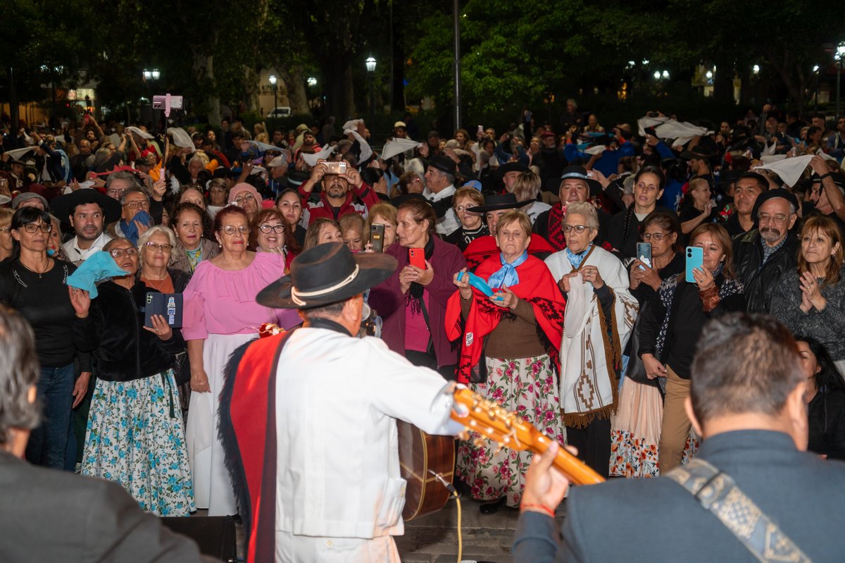 miguelsiciliano's tweet image. Fue hermoso participar del festejo por el Día Nacional de la #Zamba en la explanada del #Cabildo. Felicitaciones a Bailarines Unidos Córdoba por la iniciativa. Las academias de danzas de toda la ciudad hacen un trabajo comunitario que no se puede dimensionar, ya que generan