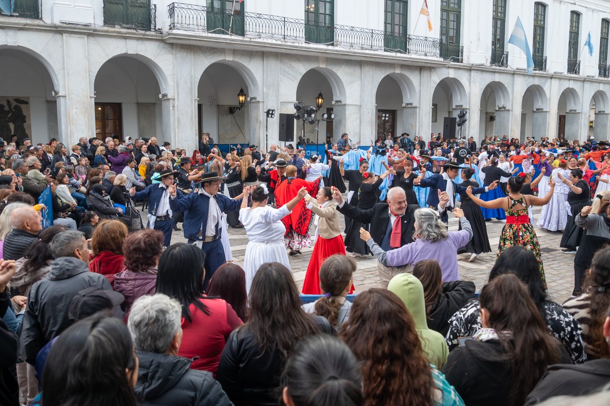 miguelsiciliano's tweet image. Fue hermoso participar del festejo por el Día Nacional de la #Zamba en la explanada del #Cabildo. Felicitaciones a Bailarines Unidos Córdoba por la iniciativa. Las academias de danzas de toda la ciudad hacen un trabajo comunitario que no se puede dimensionar, ya que generan