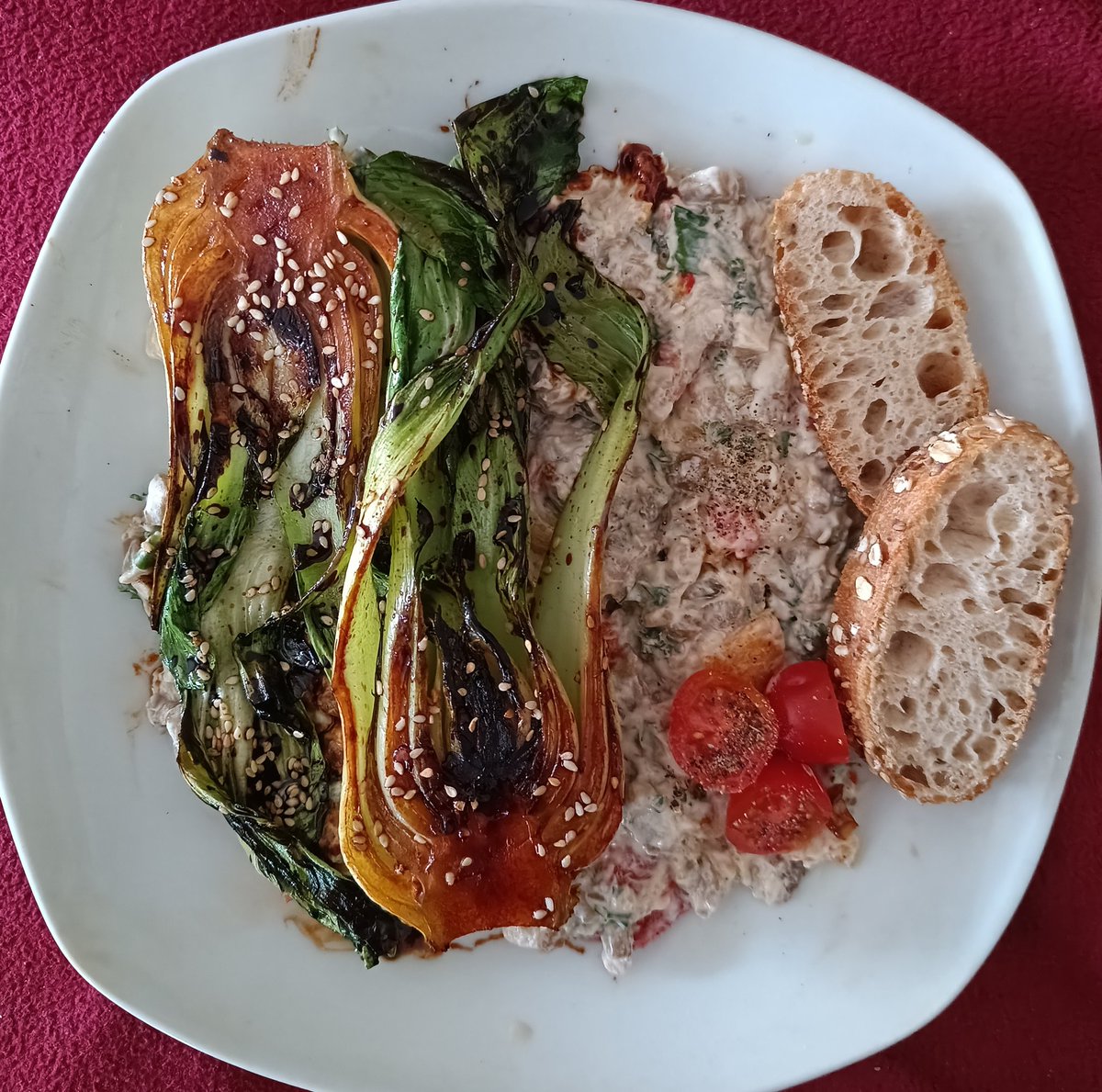 FrauKretsche's tweet photo. Ich habe Asien, Arabien und das immaterielle deutsche Kulturerbe in Form von Brötchen vereint! Das soll die EU mir erstmal nachmachen. #FrauKsBrotliebe #Babaganoush #Pakchoi #Mahlzeit https://t.co/oD9kaUi6KX
