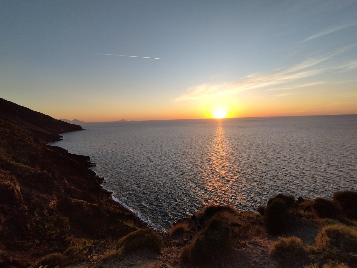 PhotoStromboli's tweet photo. Momenti di grande bellezza al tramonto a #Stromboli, Isole #Eolie. https://t.co/LaGOcpEVKN