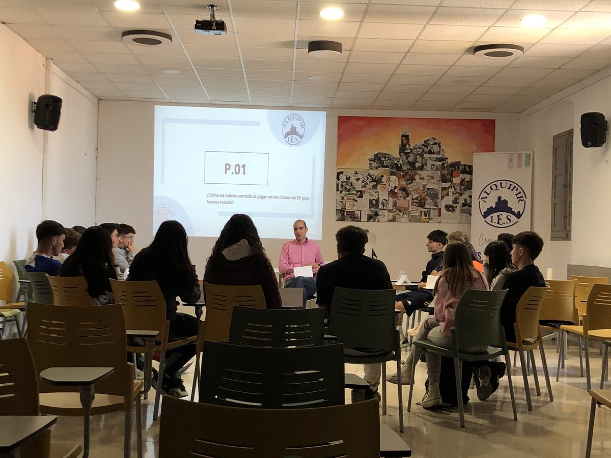 ¡Hoy la ciencia a vuelto al aula en el @IES_Alquipir con la visita de <a href="/Jlariase/">José L. Arias-Estero</a> , coordinador del grupo <a href="/UMUEdufide/">Grupo de Investigación EDUFIDE</a> !

En el contexto de una investigación compartida entre universidades, se ha llevado a cabo una entrevista con 3.ESO y una charla para nuestra mentoría de EF. 
🥏👨🏽‍🏫