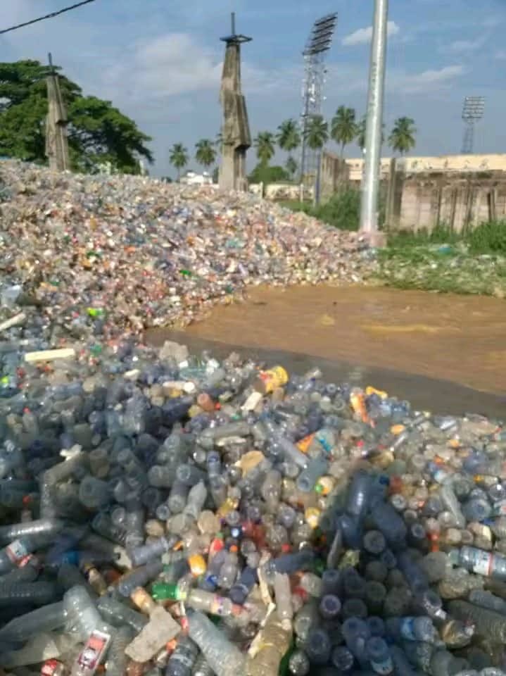Les catastrophes causées par les dernières pluies à Kinshasa doivent interpeller les autorités à beaucoup plus de responsabilités surtout dans la gestion des immondices et la population doit veiller sur sa propre sécurité. Mettons tous la main à la patte pour notre propre