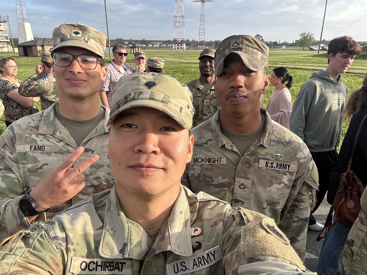 DCGuard1802's tweet photo. Developing #leadership, self-confidence, and a #warrior ethos through mental and physical #training!
Spc. Oigon Ochirbat, enlisted aide to the #DCNG CSEL, earned Airborne wings and an Air Assault badge from the U.S. Army Airborne School at Fort Benning, GA. https://t.co/bwjbEp7pFH