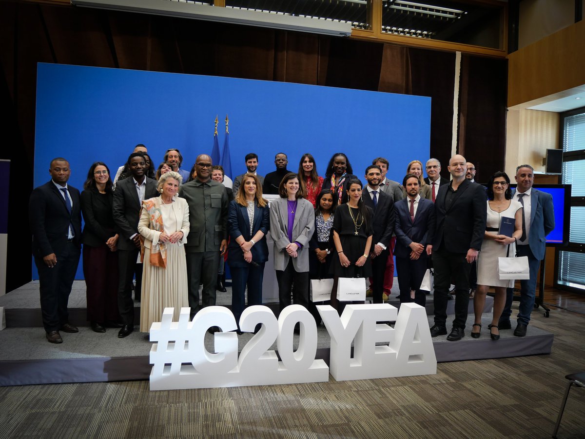 Citizen Entrepreneurs (@ctzentrepreneur) on Twitter photo 🇫🇷 #G20 des #Entrepreneurs 2025 :
24 talents, 24 parcours inspirants, 24 entreprises qui feront rayonner l’#Entrepreneuriat français en Afrique du Sud.
<a href="/AreREHMAN/">Areeba REHMAN</a>, présidente de Citizen Entrepreneurs, à #Bercy <a href="/Economie_Gouv/">Ministère de l'Économie et des Finances</a> avec la Ministre <a href="/ClaraChappaz/">Clara Chappaz</a> et la promotion 2025. 🇫🇷 #G20 des #Entrepreneurs 2025 :
24 talents, 24 parcours inspirants, 24 entreprises qui feront rayonner l’#Entrepreneuriat français en Afrique du Sud.
<a href="/AreREHMAN/">Areeba REHMAN</a>, présidente de Citizen Entrepreneurs, à #Bercy <a href="/Economie_Gouv/">Ministère de l'Économie et des Finances</a> avec la Ministre <a href="/ClaraChappaz/">Clara Chappaz</a> et la promotion 2025.