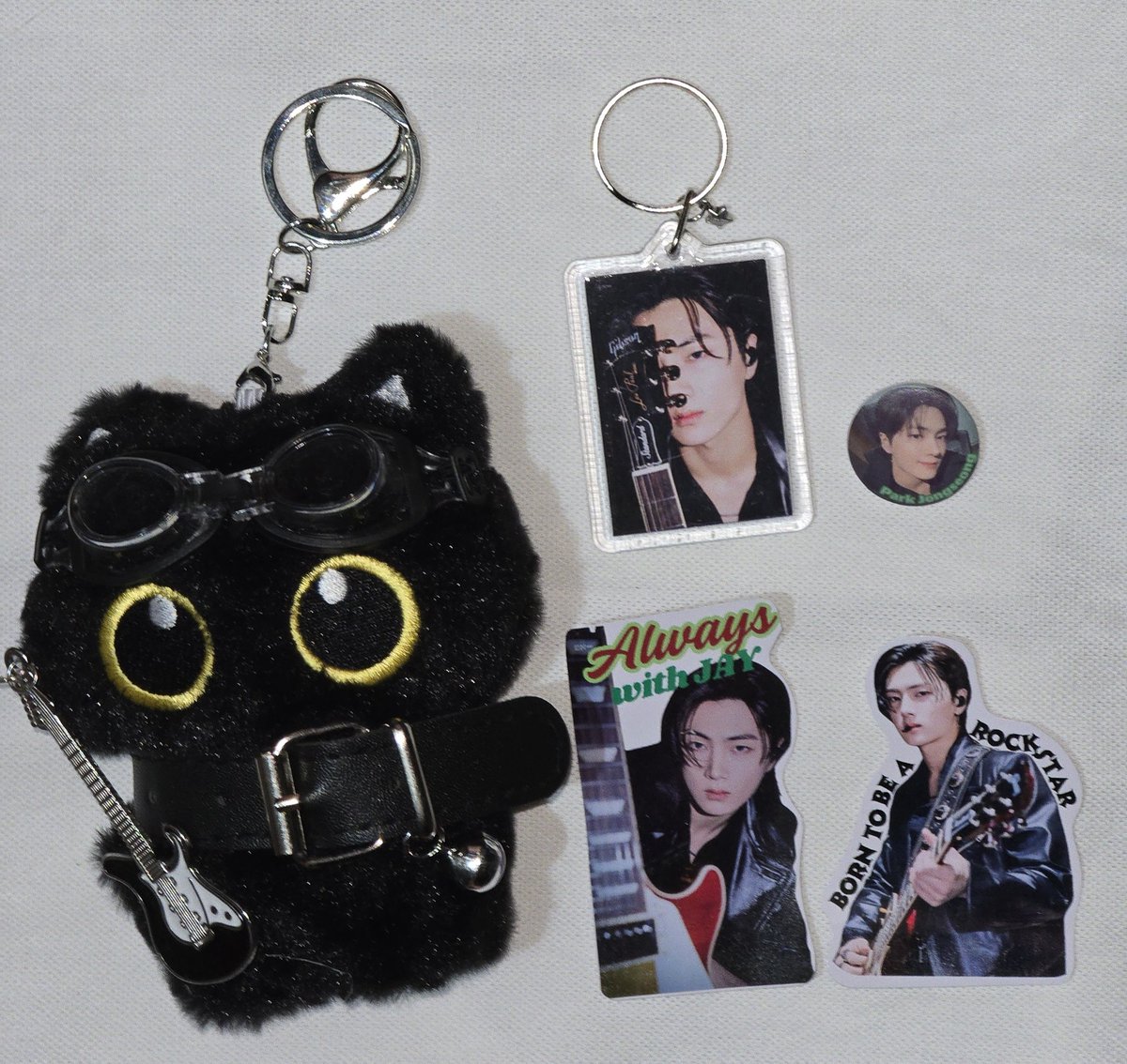 ENHAsLadyLove's tweet photo. 👋 #ELL_Gives #ELL_Freebies
I will announce the winners tomorrow:

ENGENE WILL LOVE JAY ALWAYS
#JAY_2ndCoverBonJovi
#제이 #ジェイ #엔하이픈_제이 #ENHYPEN_JAY @ENHYPEN

The winners will not only get the Cat Rockstar Keyring but also 2 stickers, keychain and mini button pin ⤵️ https://t.co/xsCOvleEiO