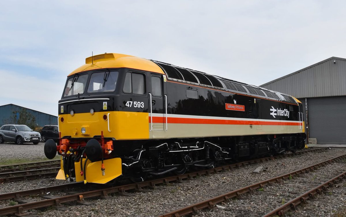 Clinnick1's tweet photo. 47593, part of the @LocoServicesGrp fleet, has been repainted into InterCity livery. The work was carried out by Arlington Fleet Services. 📷 @ArlingtonFleet https://t.co/rV0PuN6OmC