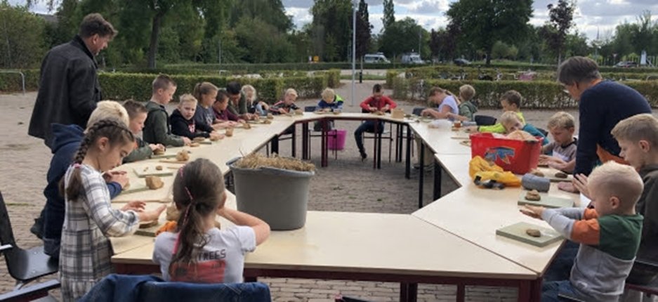 Een Wijken-of Dorpendeal? "Geef me eens een voorbeeld" vragen mensen dan. Dat is best moeilijk want elke deal is anders. 
Onlangs werd deal nummer 25 ondertekend. We maakten een poster met deze eerste 25. 
✍️  Word jouw wijk of dorp de volgende?
loom.ly/7TtpdU8