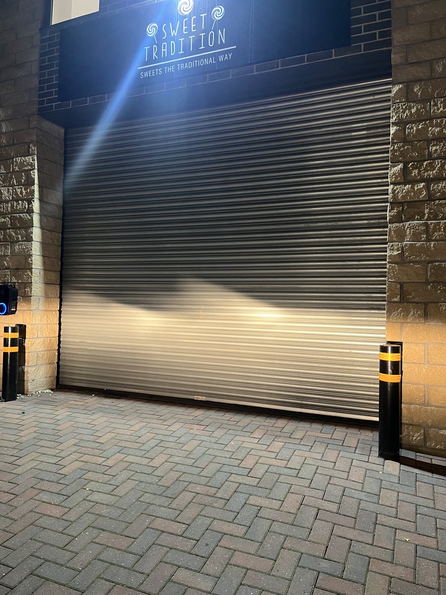 gg_door's tweet image. Emergency call-out in Sheffield S1!

Shutter stuck after closing on a box – laths damaged, curtain off track.

✅ On site in under 1hr
✅ Re-aligned
✅ Laths replaced
✅ Limits reset
Back up + running same night.

#ShutterRepair #Sheffield #24hrCallout #RollerShutter