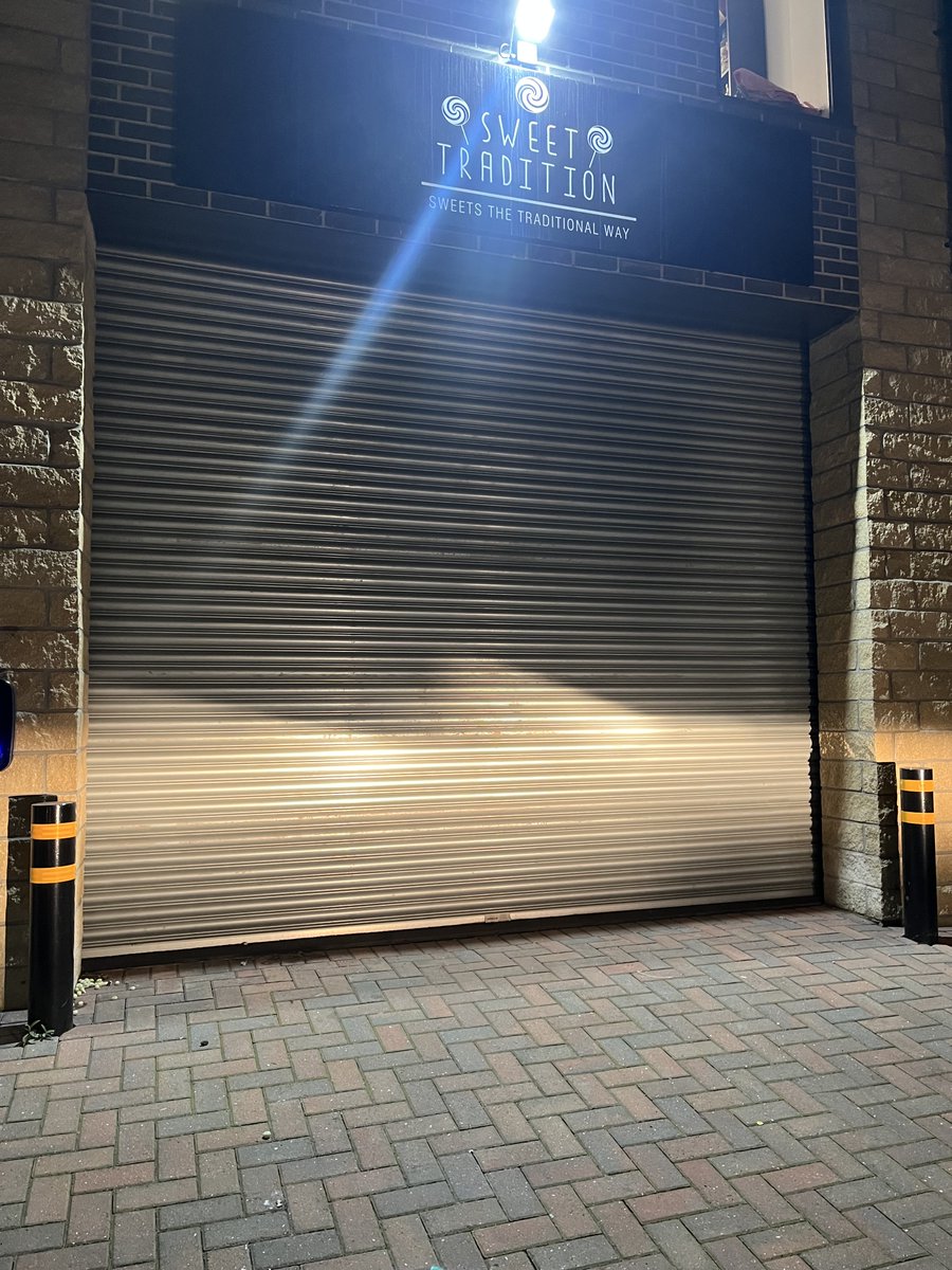 gg_door's tweet image. Emergency call-out in Sheffield S1!

Shutter stuck after closing on a box – laths damaged, curtain off track.

✅ On site in under 1hr
✅ Re-aligned
✅ Laths replaced
✅ Limits reset
Back up + running same night.

#ShutterRepair #Sheffield #24hrCallout #RollerShutter