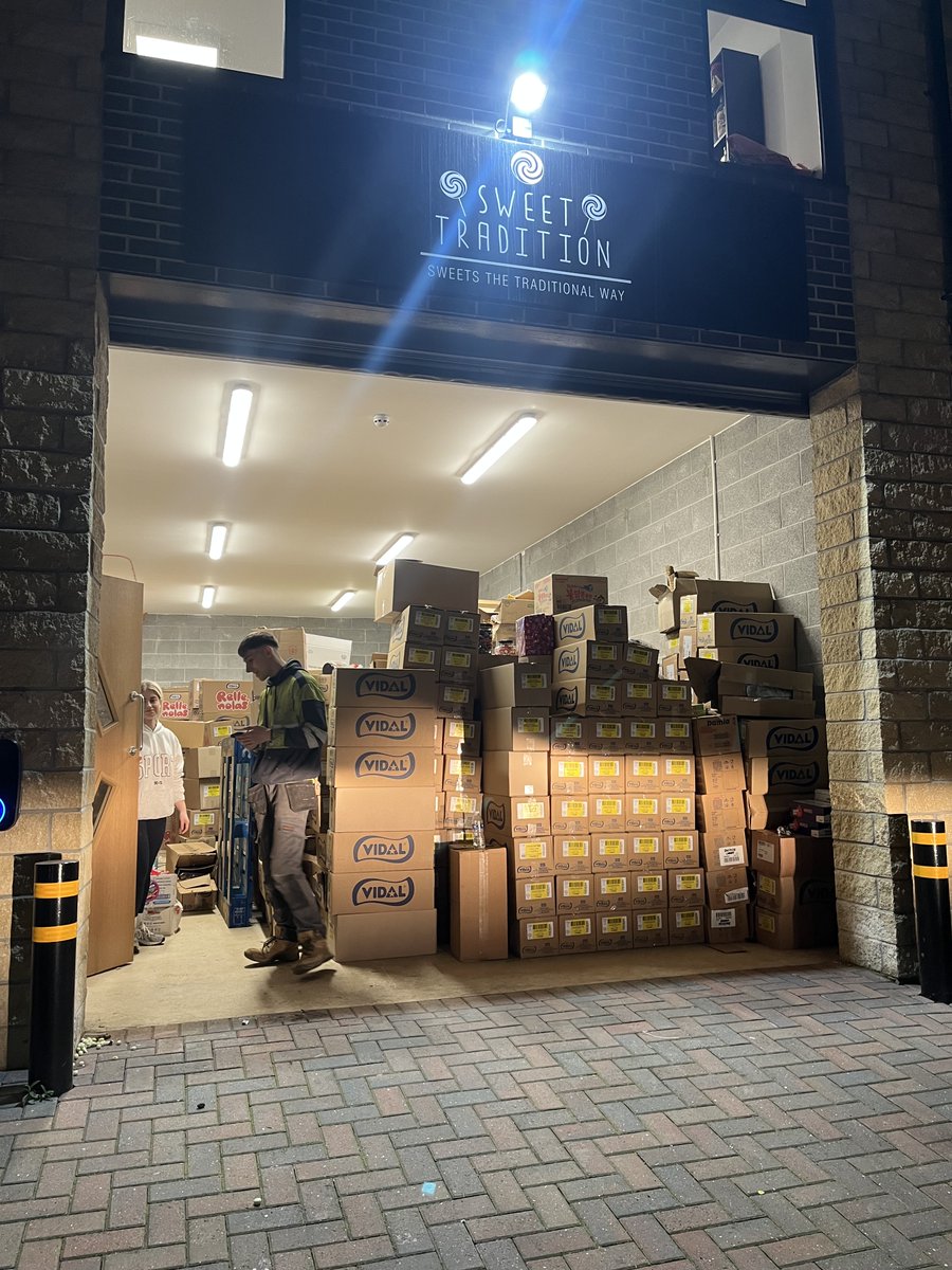 gg_door's tweet image. Emergency call-out in Sheffield S1!

Shutter stuck after closing on a box – laths damaged, curtain off track.

✅ On site in under 1hr
✅ Re-aligned
✅ Laths replaced
✅ Limits reset
Back up + running same night.

#ShutterRepair #Sheffield #24hrCallout #RollerShutter